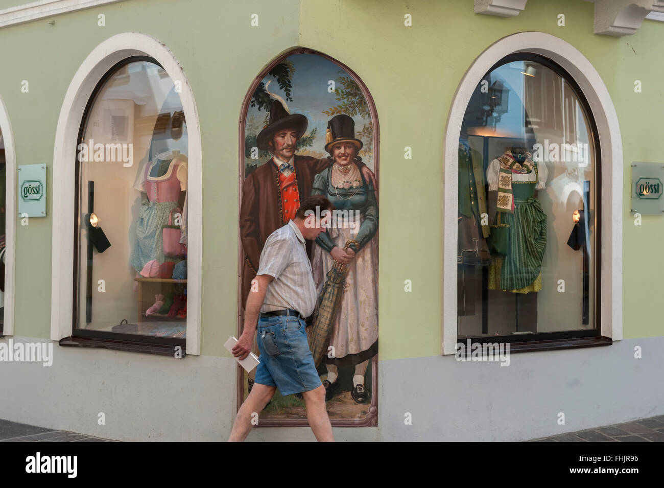 Touristen vor einem österreichischen Trachten-Shop. Kitzbühel Stadtzentrum entfernt. Österreich. Europa Stockfoto