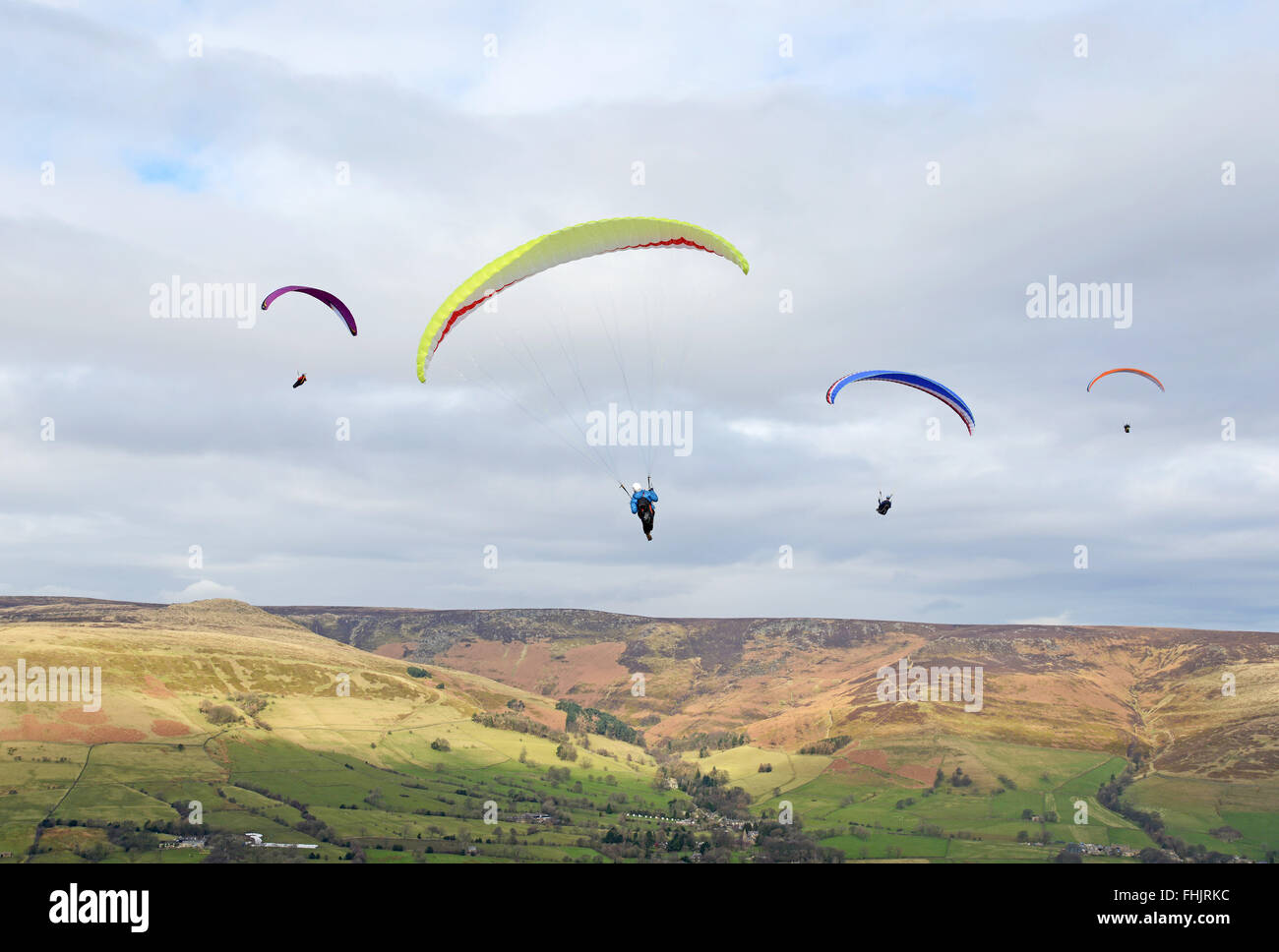 Gleitschirme, die unter Ausnutzung der klaren Wetterlage starten sich Mam-Tor in Derbyshire Peak District. Stockfoto