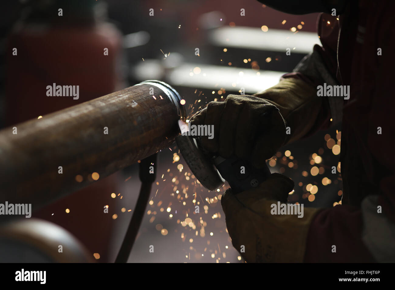 Ein Ingenieur Schleifen MIG Schweißen in einer Fabrik in Stockton, UK. Stockfoto
