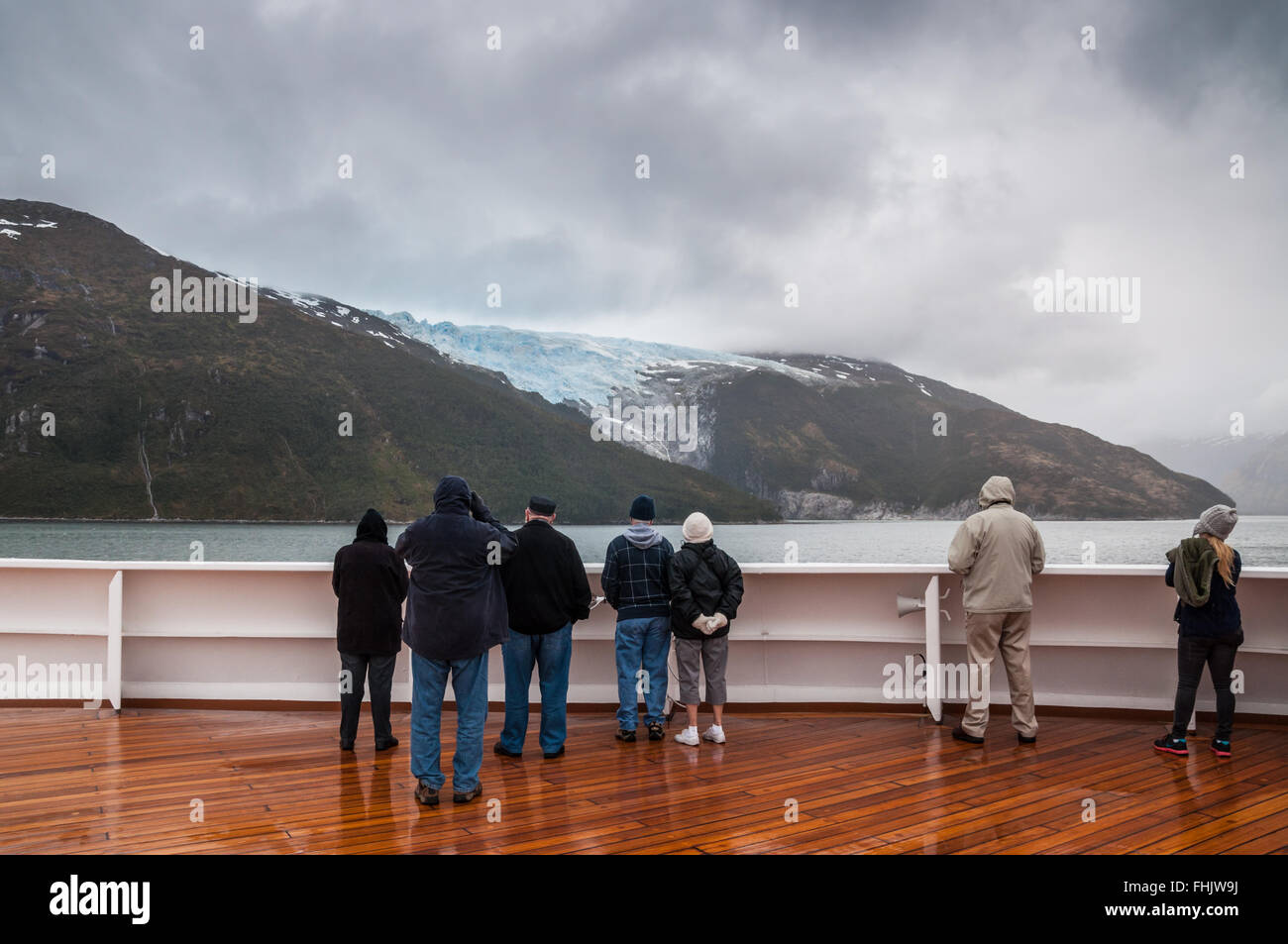 Passagiere an Bord der Kreuzfahrt Schiff Veendam schöne romanisch-Gletscher anzeigen Stockfoto