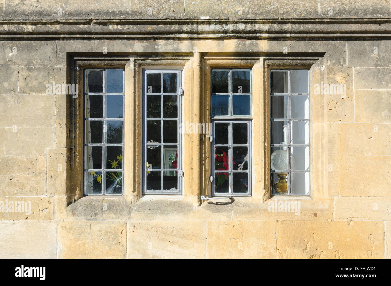 Bleiglasfenster auf einem alten Cotswold Steingebäude in Chipping Campden Stockfoto