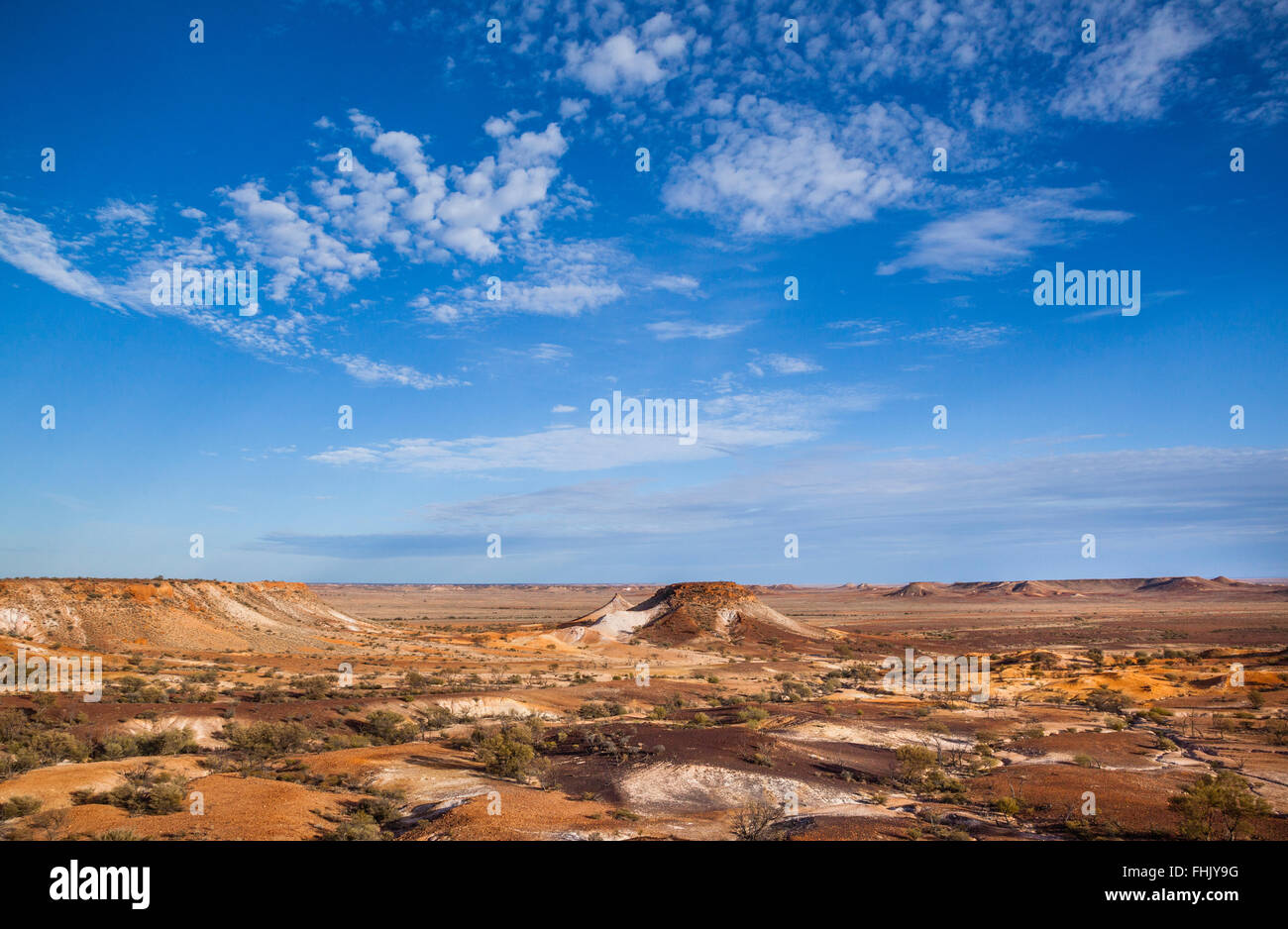 South Australia, die Ausreißer-Reserve in der Nähe von Coober Pedy, die farbenfrohe Landschaft mit abgeflachten Tafelberge in steinigen Kauderwelsch Wüste Stockfoto