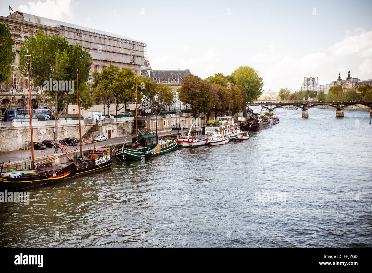Paris, Frankreich - 9. Oktober 2014: Abgebildet ist die Aussicht entlang der schönen Seine in Paris Frankreich mit Brücke, Boote ein Stockfoto