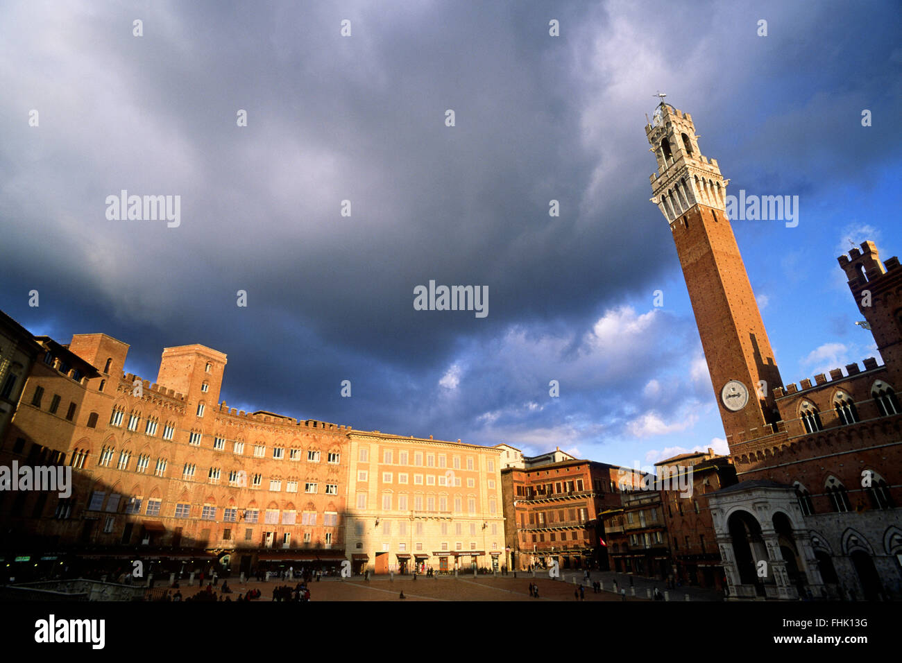 Italien, Toskana, Siena, Piazza del Campo, Palazzo Pubblico und Mangia Turm bei Sonnenuntergang Stockfoto