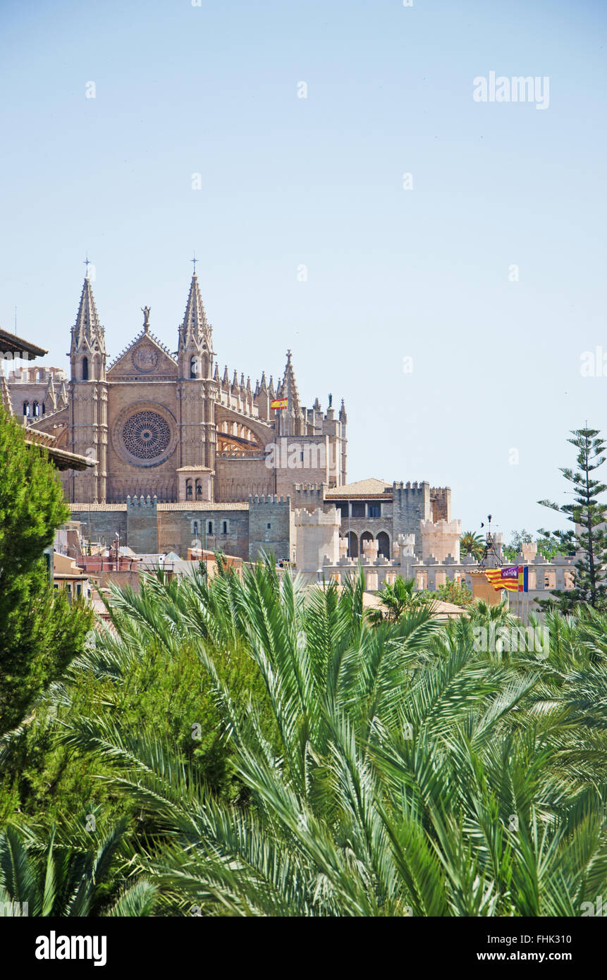 Mallorca, Balearen, Spanien: Blick auf die Skyline der Stadt Palma mit Kathedrale La Seu, die Gotische Römisch-katholische Kathedrale Santa Maria Stockfoto