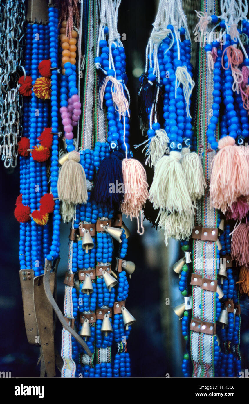 Dekorative Pferd oder Esel Zäume, Perlen, Glocken und Zügel zum Verkauf im Markt Bezirk von Urfa oder Sanliurfa, Türkei Stockfoto