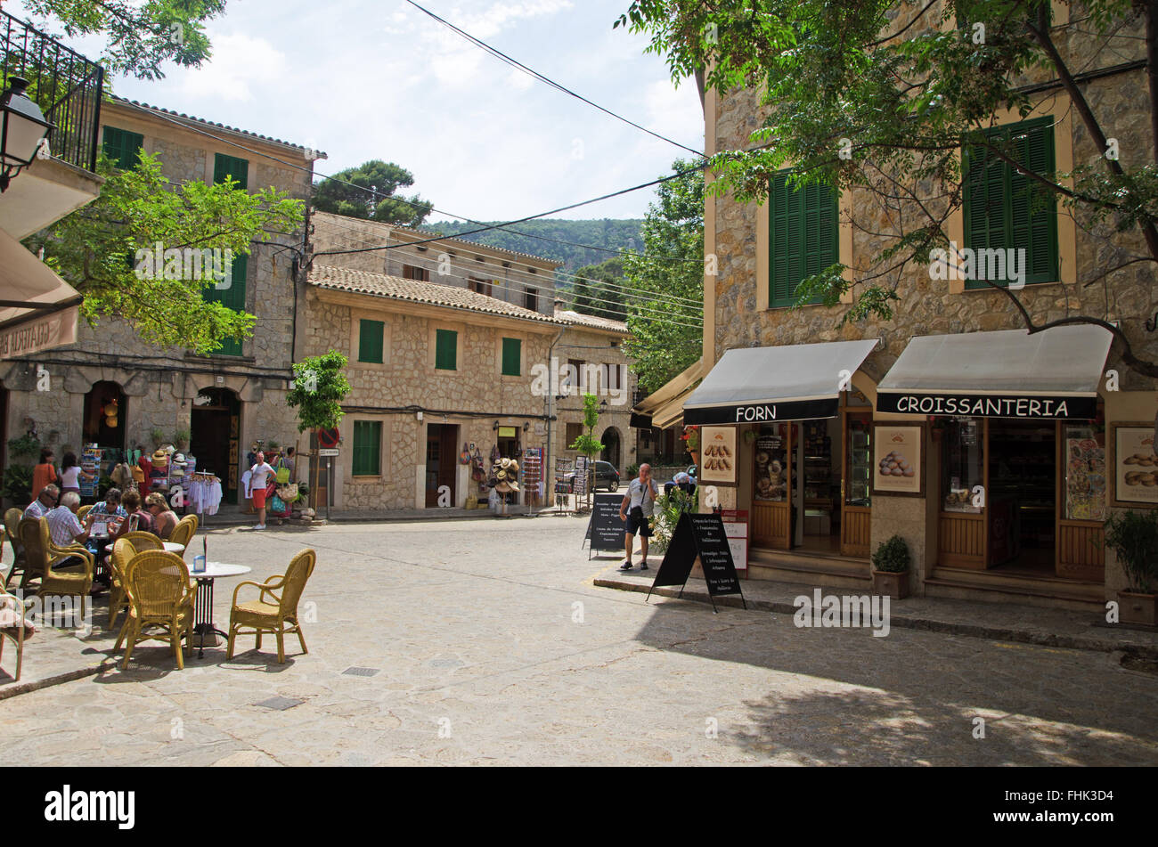 Mallorca, Balearen Inseln: Eine Ansicht von der ländlichen Stadt Valldemossa, auf einem Hügel, berühmt für die Königliche Kartause, alte Kartause Stockfoto