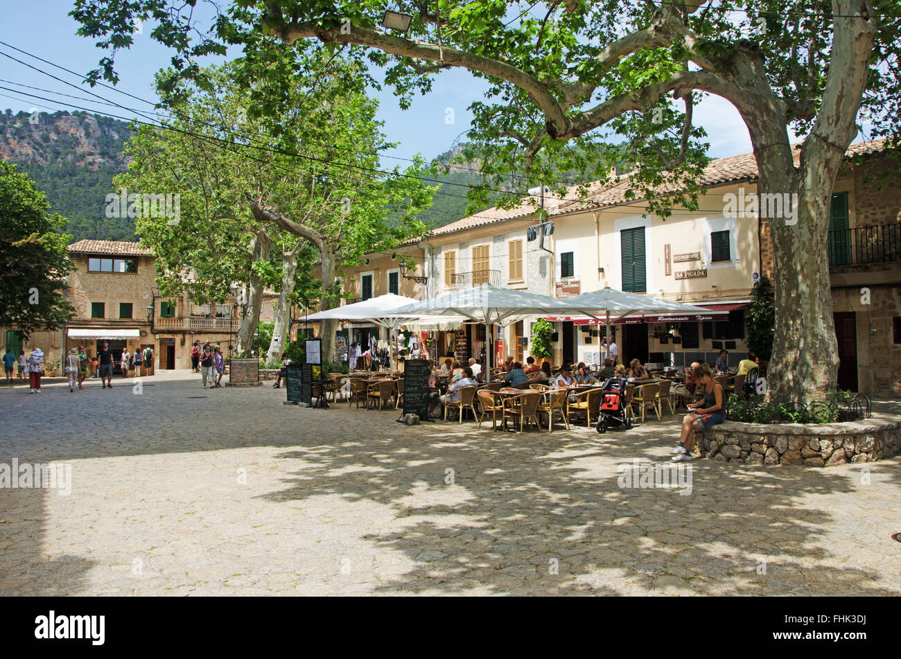 Mallorca, Balearen Inseln: Eine Ansicht von der ländlichen Stadt Valldemossa, auf einem Hügel, berühmt für die Königliche Kartause, alte Kartause Stockfoto