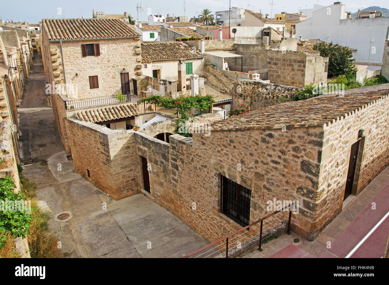 Mallorca, Balearen, Spanien, Europa: Die Dächer und die Häuser der Altstadt von Alcudia von der Stadtmauer zu sehen Stockfoto