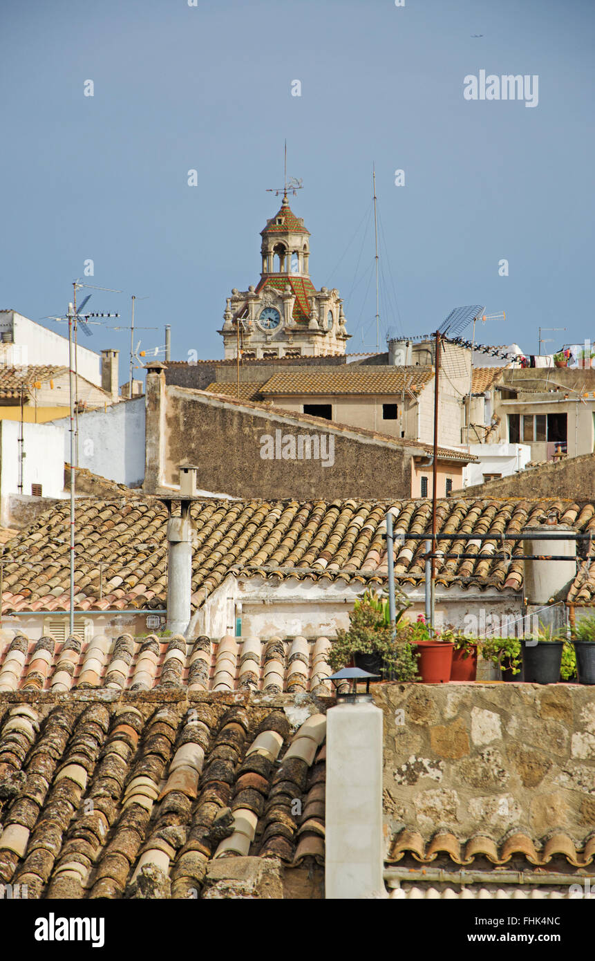 Mallorca, Mallorca, Balearen, Spanien, Europa: Die Dächer und das Rathaus von Alcudia von der Stadtmauer zu sehen Stockfoto