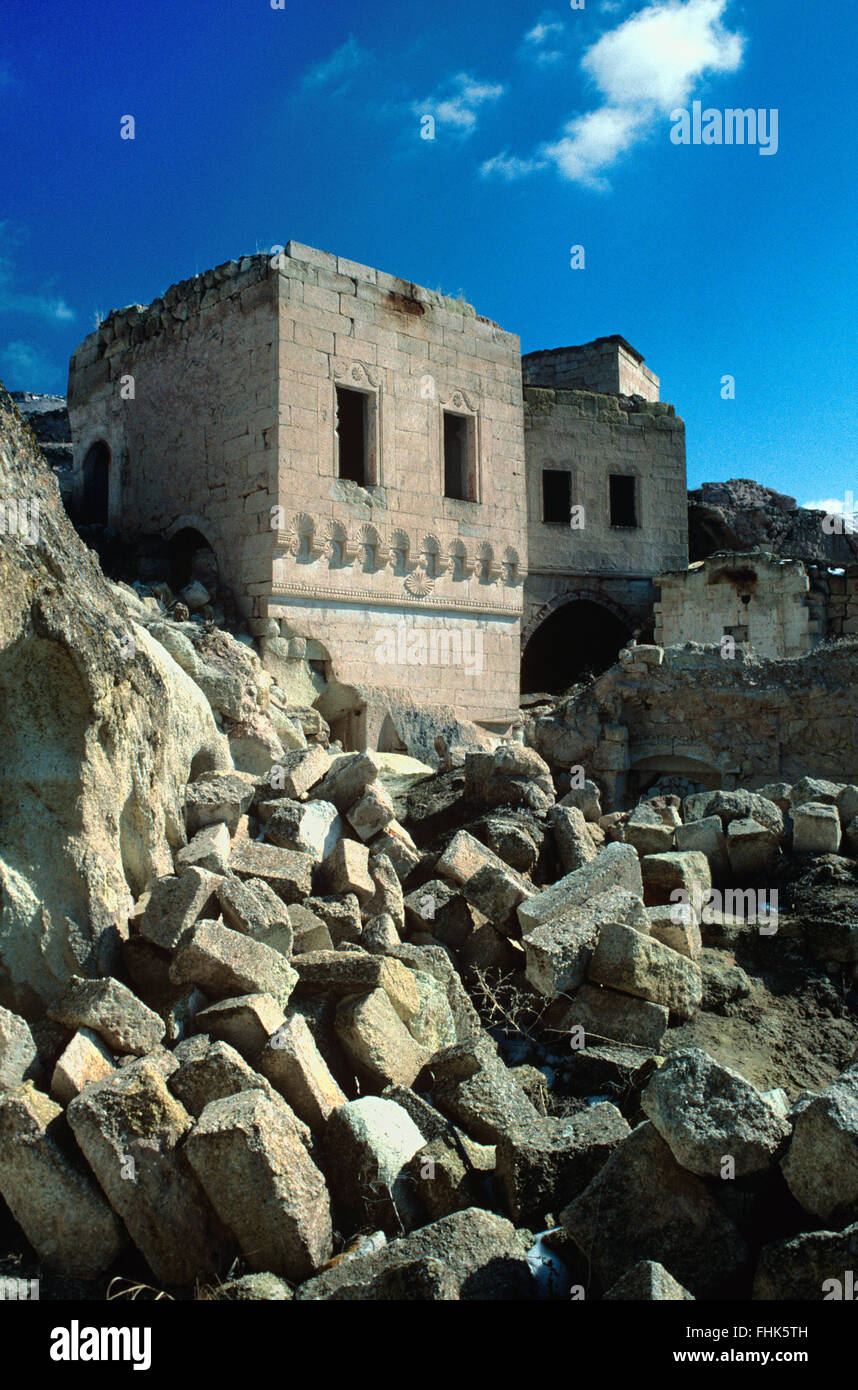 Verfallenes Haus in das verlassene Dorf Çavusin, zerstört durch ein Erdbeben, Kappadokien, Türkei Stockfoto