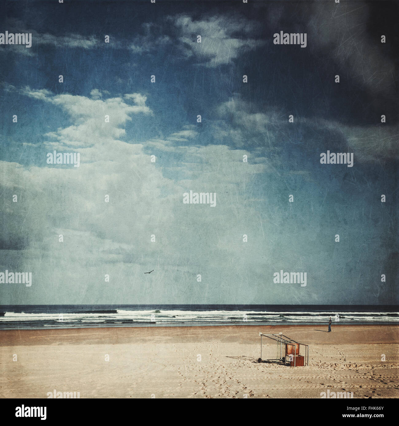 Frankreich, Contis-Plage, leeren Strand mit gefallenen Rettungsschwimmer-Sitz, strukturierte Effekt Stockfoto