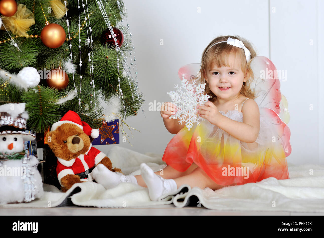 Kleines Mädchen an einen Weihnachtsbaum Tanne Stockfoto