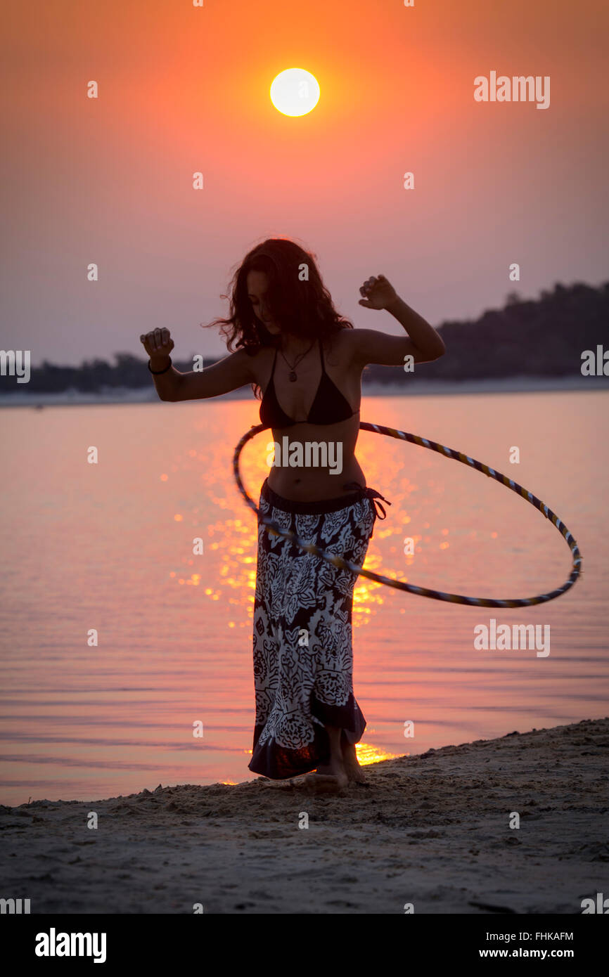 Hula-Tänzerin Silhouette gegen die untergehende Sonne Stockfoto