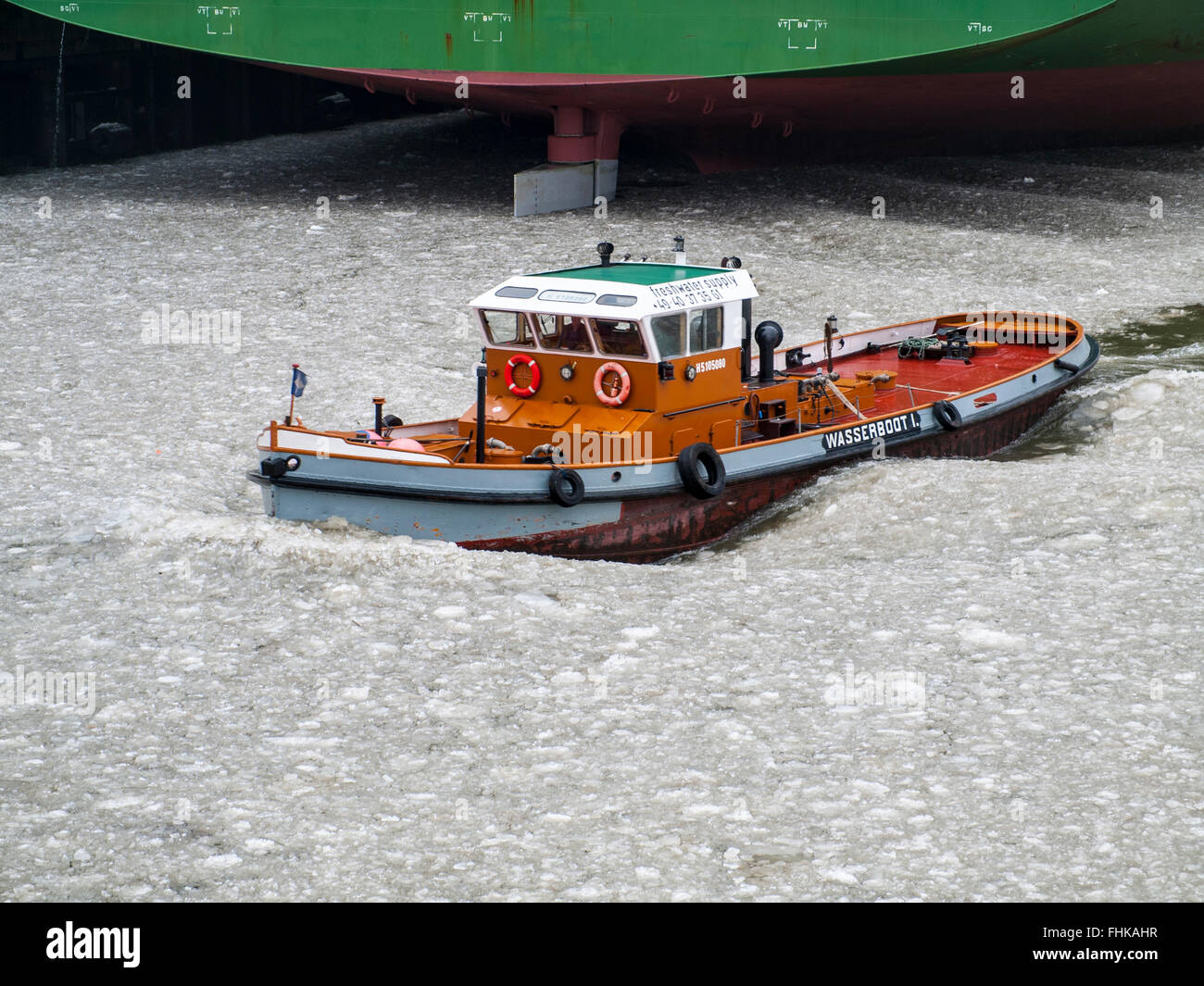 Frischwasserzufuhr Schiff in den Hafen von Hamburg, Deutschland. Stockfoto