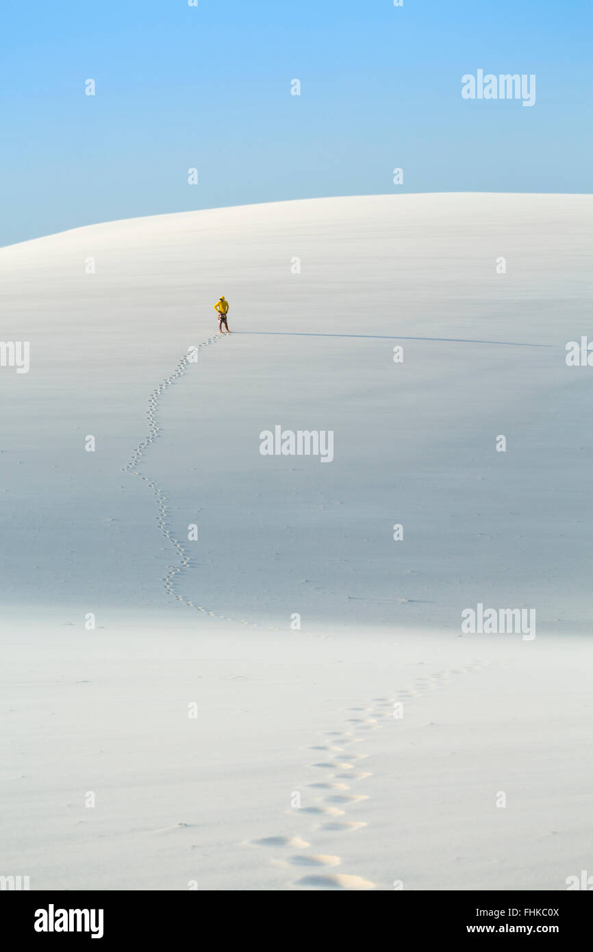 Wanderer auf einer Düne in Lencois Maranhenses Stockfoto