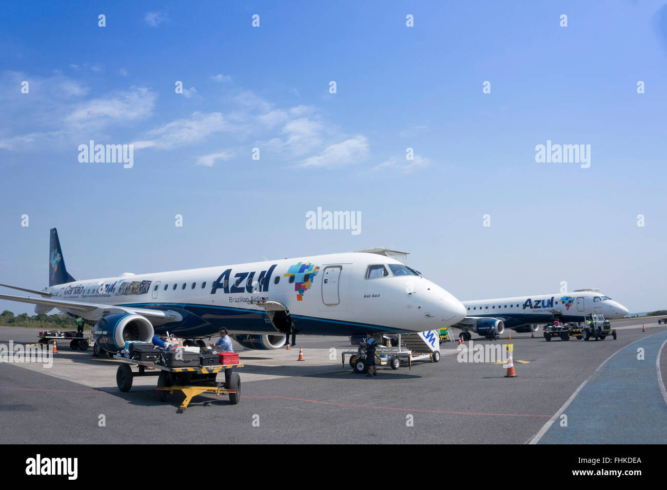 Azul Embraer-Jets auf dem Rollfeld am Flughafen in Brasilien Stockfoto