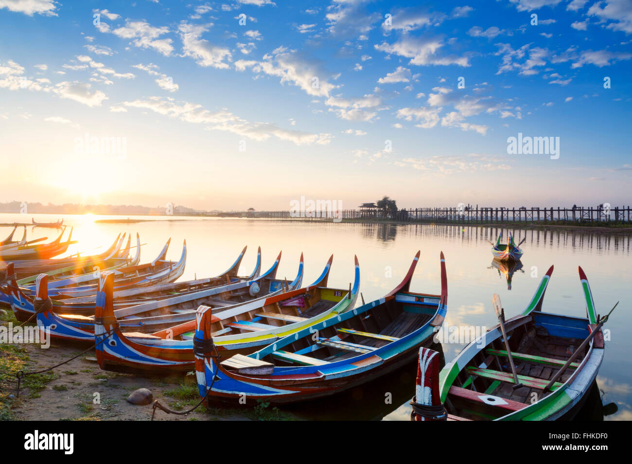 Mandalay, Amarapura, Taungthaman Lake, Burmesische Boote auf dem See mit U Bein Teakholz Brücke im Hintergrund, Sonnenaufgang, keine Menschen, ruhige Szene Stockfoto