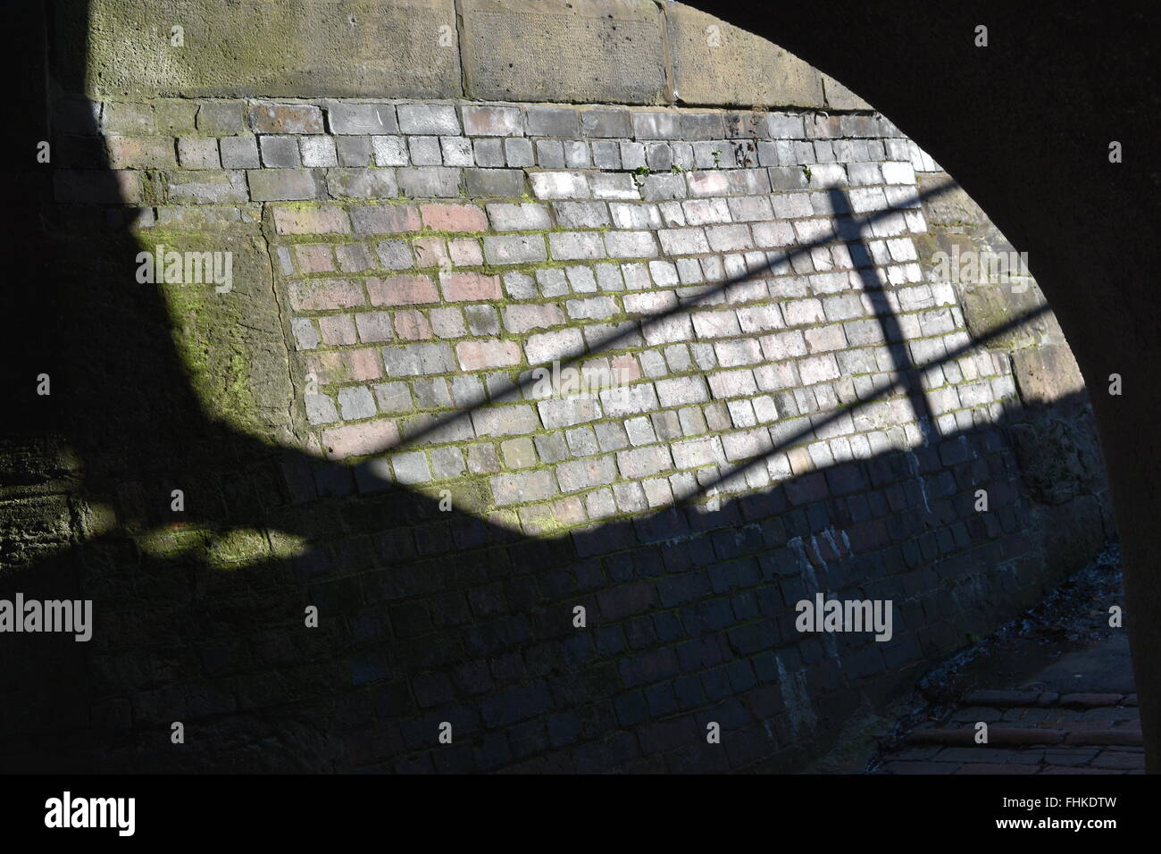 Schatten der Geländer auf eine Tunnelwand am Chester Kanal Stockfoto