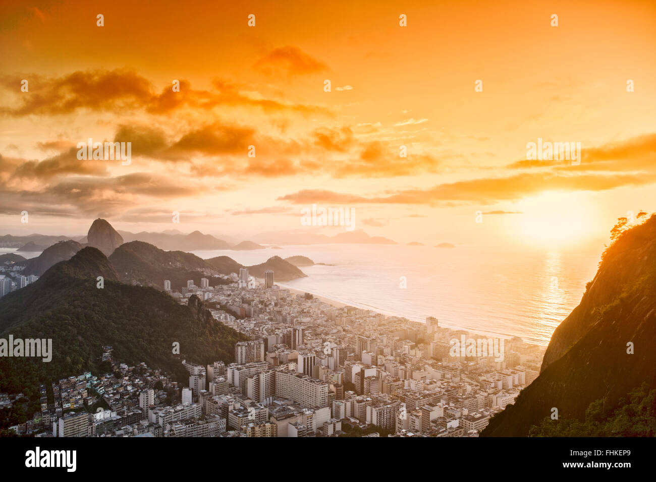 Blick auf Rio De Janeiro, Copacabana und den Zuckerhut im Morgengrauen zeigt Stockfoto