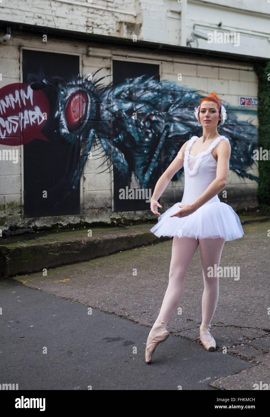 Ballerina in einem städtischen Umfeld.  Gibb Street, Custard Factory Digbeth, Birmingham, UK Stockfoto