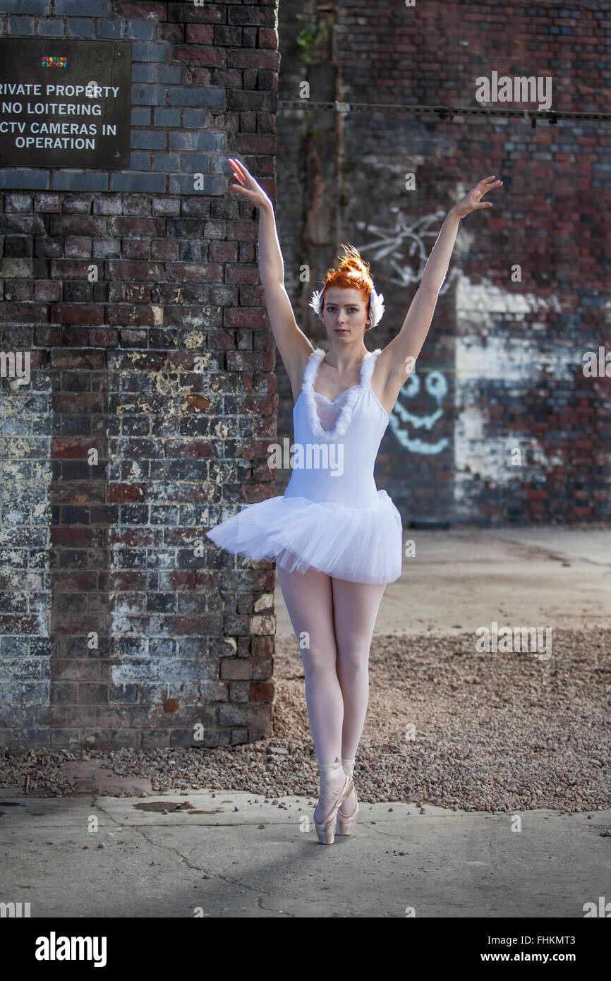 Ballerina in einem städtischen Umfeld. Digbeth, Birmingham, UK Stockfoto