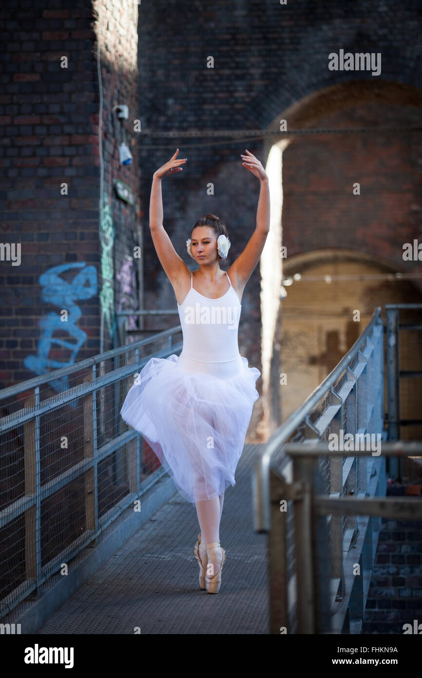 Ballerina in einem städtischen Umfeld. Digbeth, Birmingham, UK Stockfoto