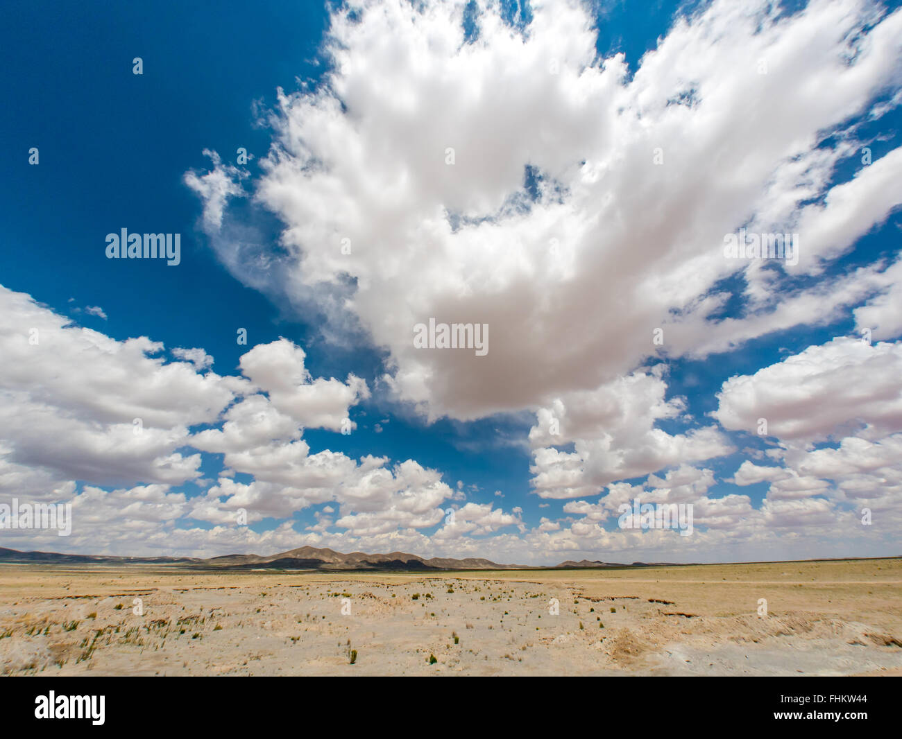 viele Beatyful Wolken in der Wüste Stockfoto