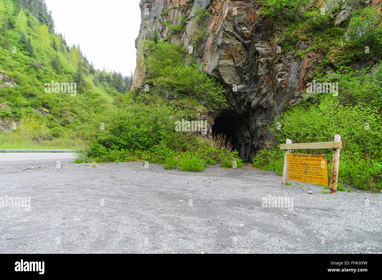 Alten Eisenbahntunnel im Keystone Canyon, in der Nähe von Valdez, Alaska, Vereinigte Staaten. Stockfoto