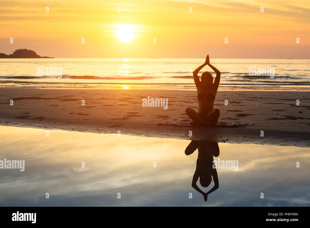 Silhouette Der Frau Am Strand Bei Sonnenuntergang Mit Spiegelbild Im Wasser Sitzen Stockfotografie Alamy