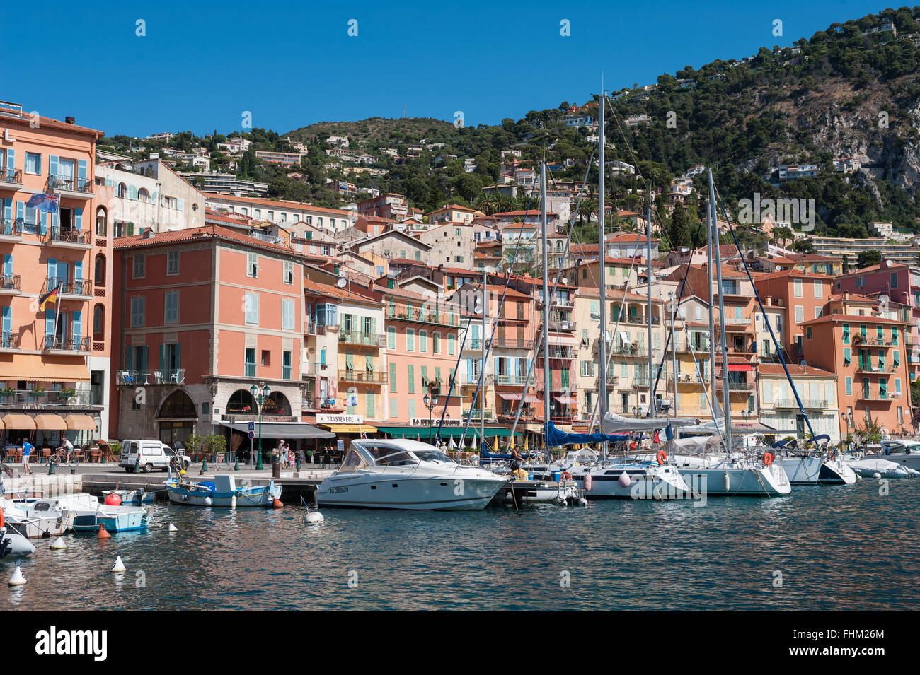 Die mittelalterliche Stadt von Villefranche-Sur Mer, Frankreich, mit seinen vielen Wasser Seite Restaurants und farbenfrohen Gebäuden Stockfoto