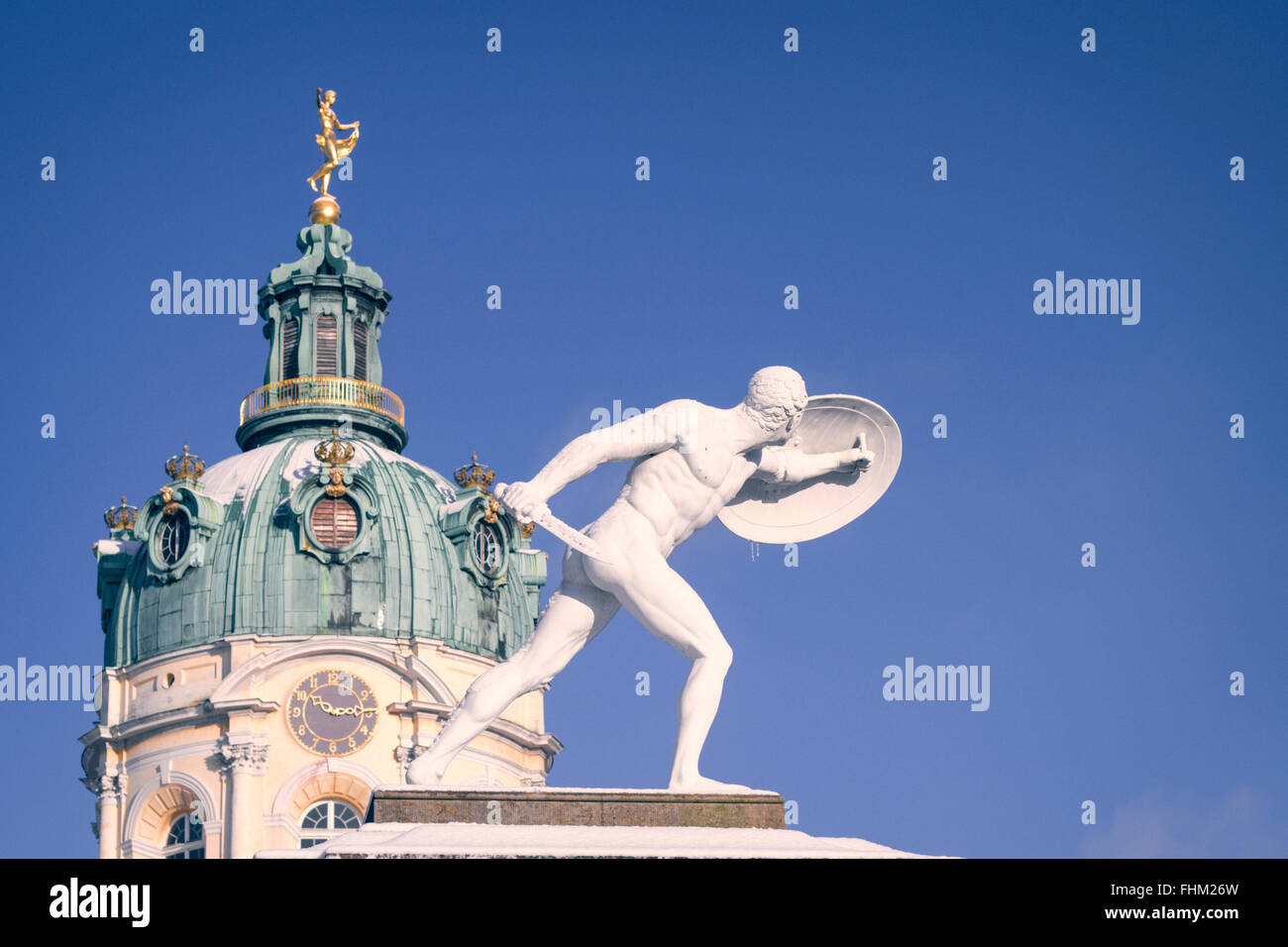 Deutschland, Berlin, Schnee-bedeckten Kuppel von Schloss Charlottenburg mit Skulptur im Vordergrund Stockfoto