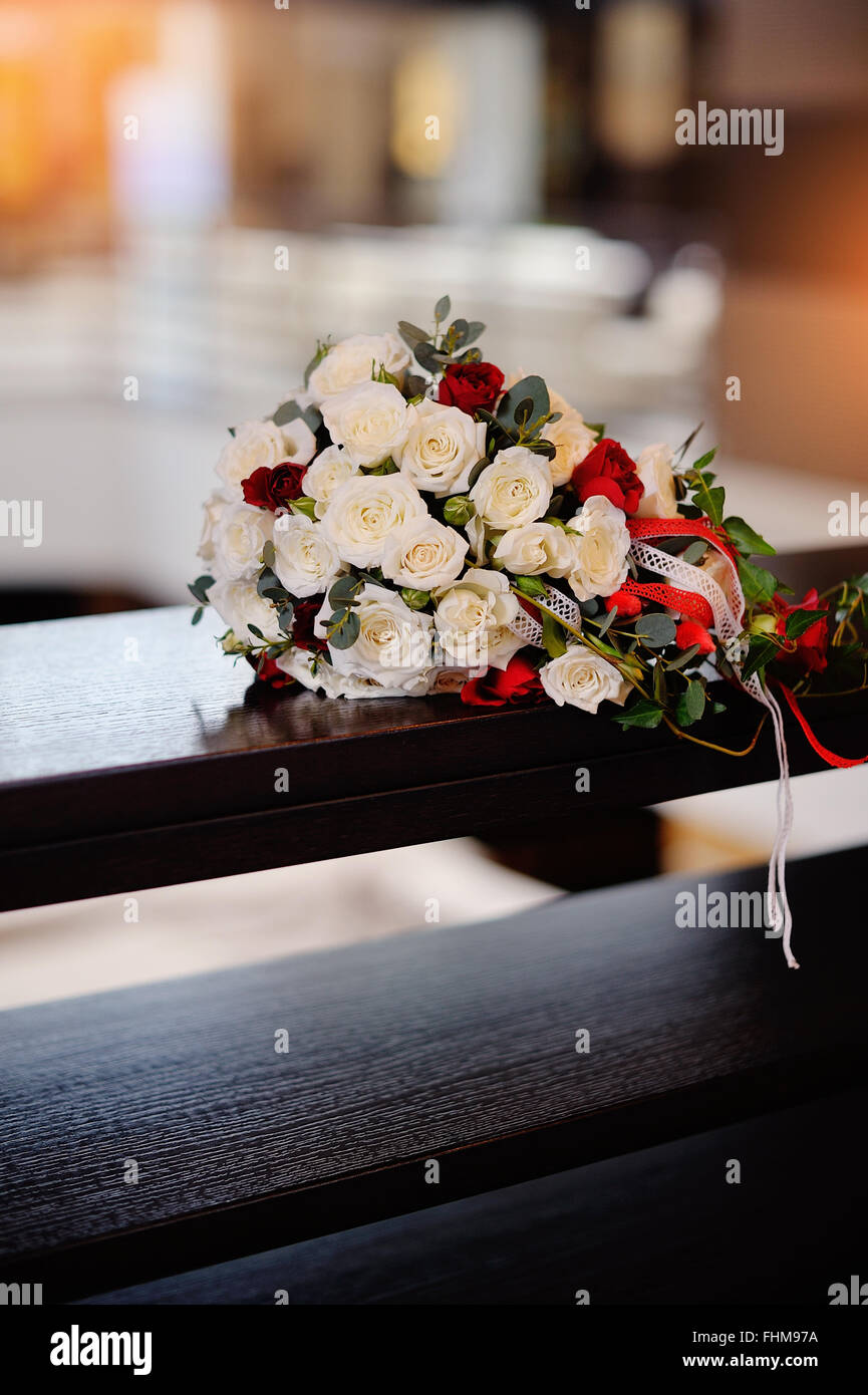 Brautstrauß Rosen auf einem Holztisch Stockfoto