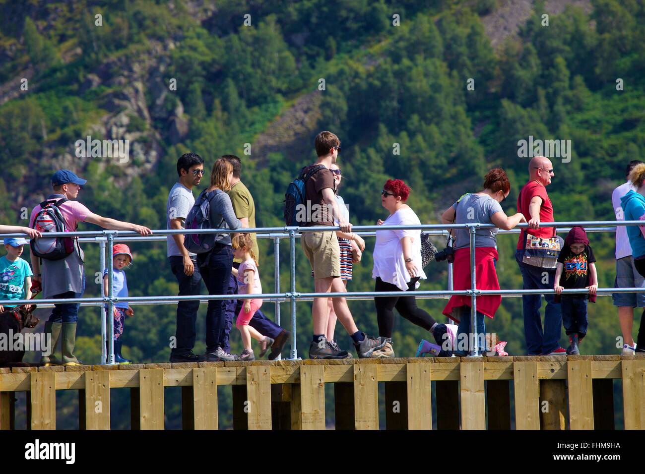 Lake District National Park. Touristen auf einem Steg, See Ullswater. Stockfoto