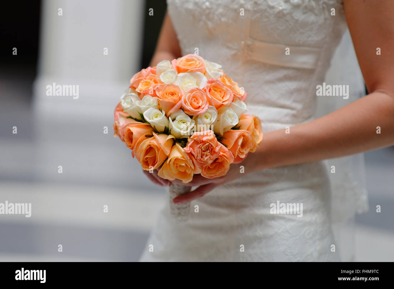 Schöne Hochzeit Blumenstrauß in der Hand der Braut Stockfoto