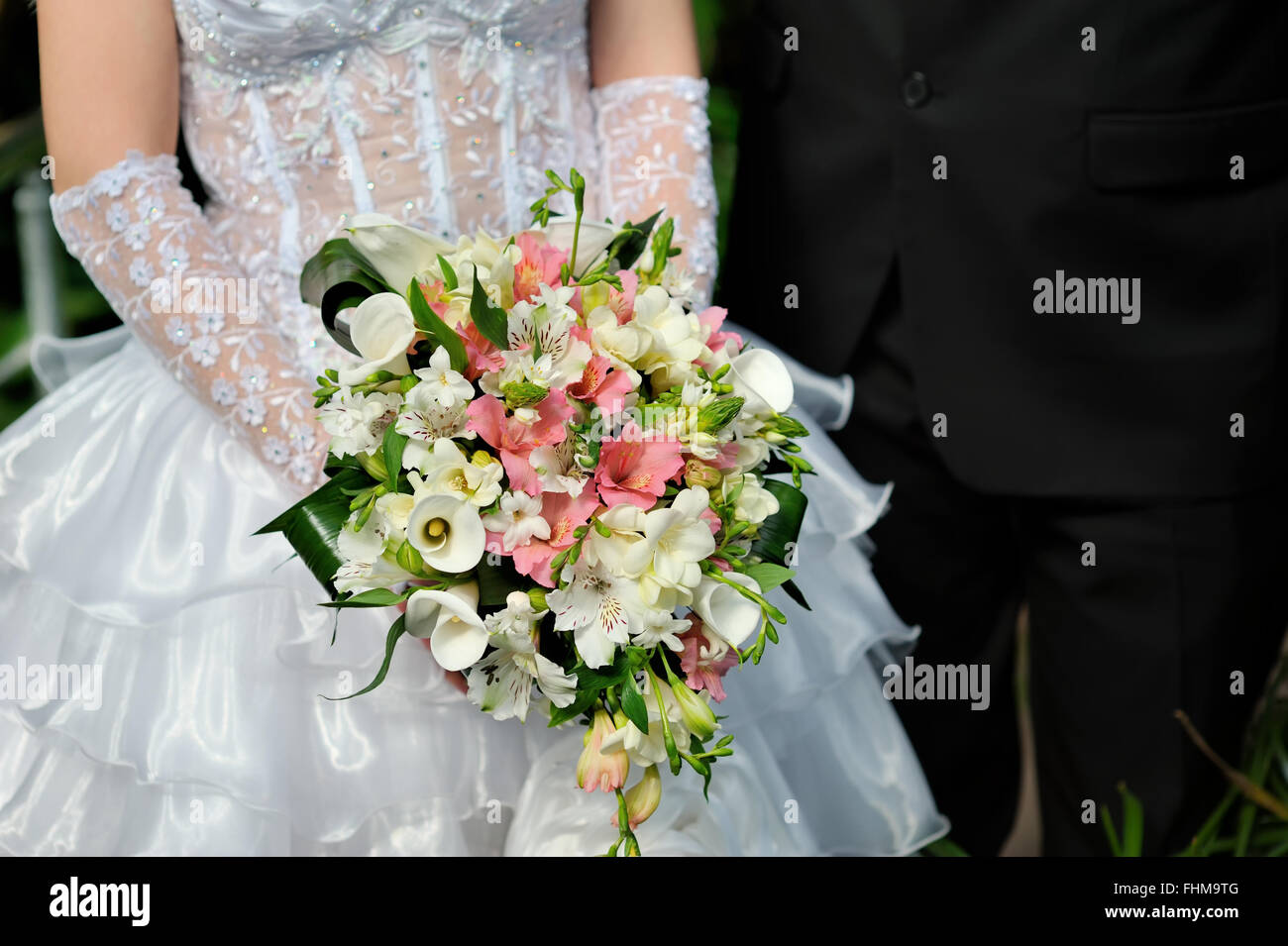 Braut hält weiße Hochzeit Bouquet aus Rosen und Liebe Blume Stockfoto