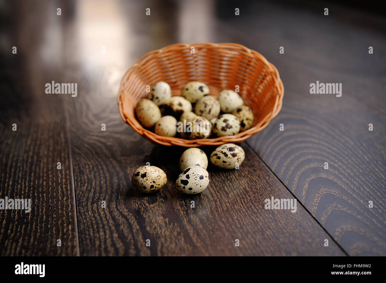 Osternest mit Ostereiern auf hölzernen Hintergrund Stockfoto