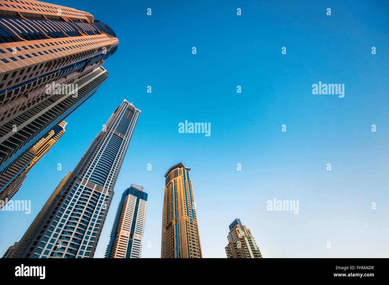 schöne Hochhäuser auf blauen Himmelshintergrund Stockfoto