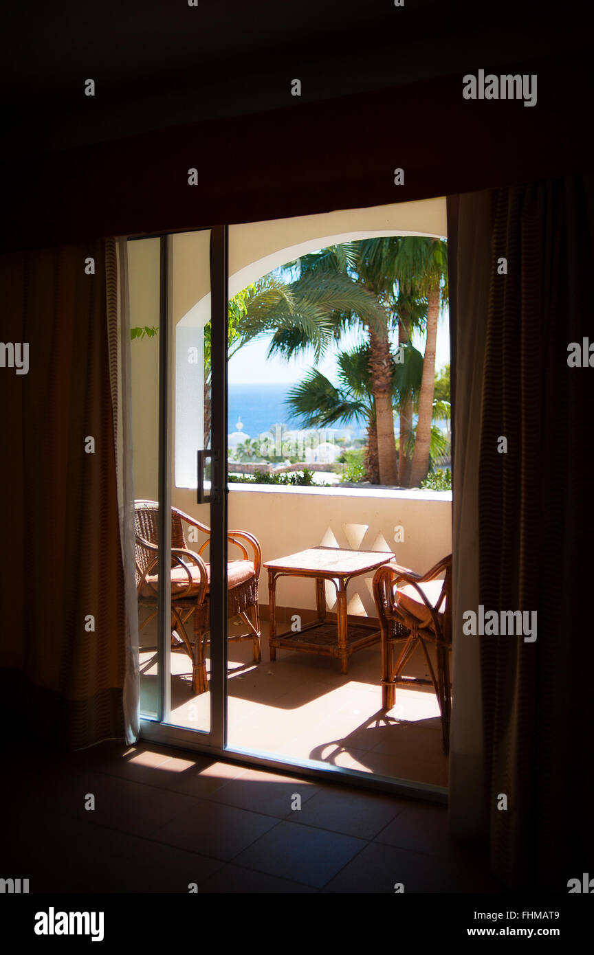 Blick aus dem Hotelfenster auf das Meer und Palmen Bäume Stockfoto