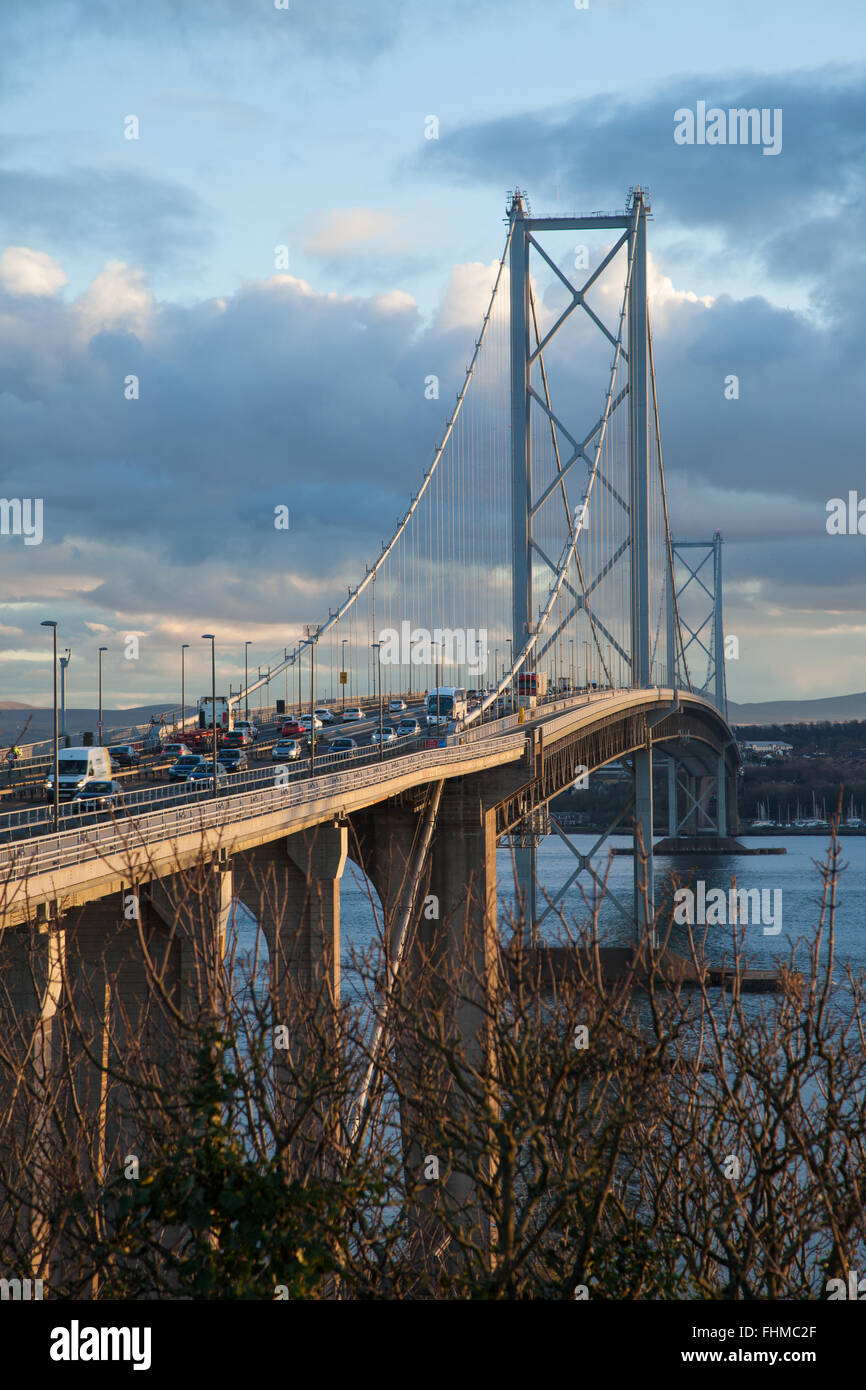 Die Forth Road Bridge in der Nähe von Edinburgh von North Queensferry, Schottland gesehen. Stockfoto