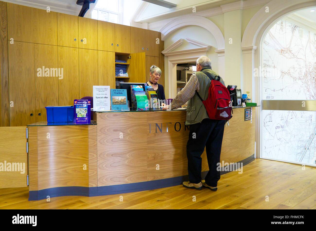 Carlisle Tourist Information Centre. Mann an der Theke steht. Stockfoto