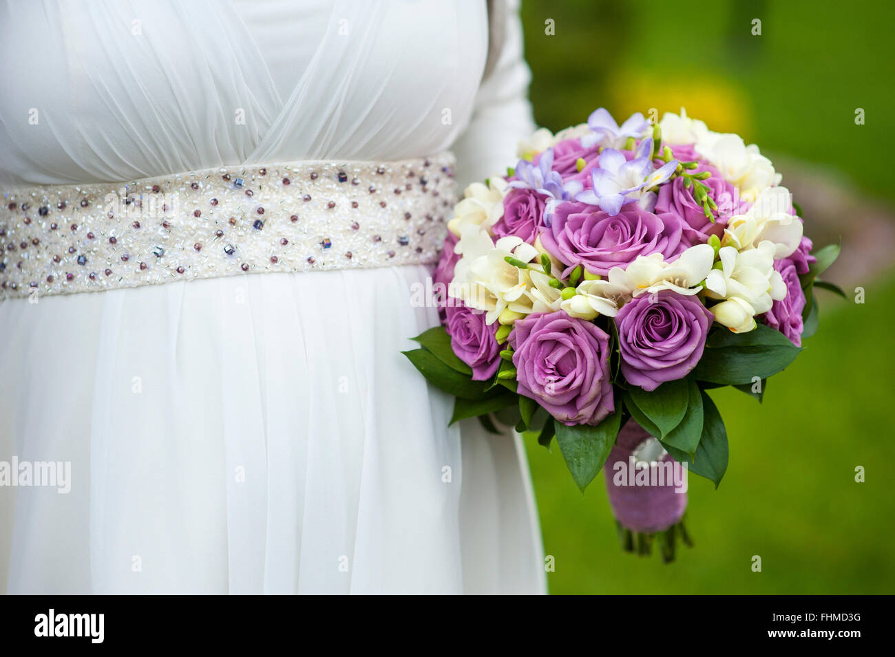 Brautstrauß in Händen der Braut Stockfoto