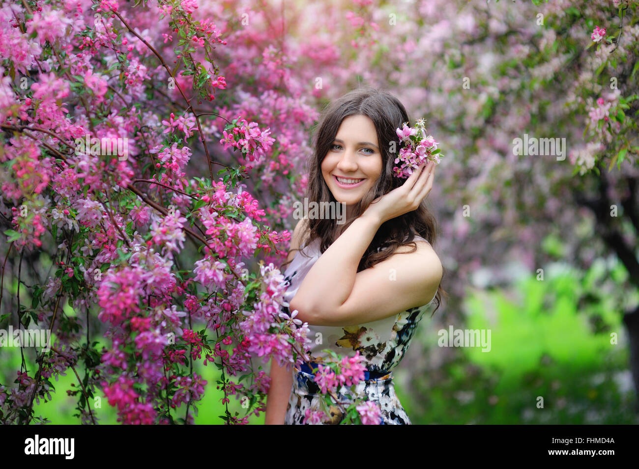 Schönes lächelndes Mädchen in einem Frühlingsgarten Stockfoto