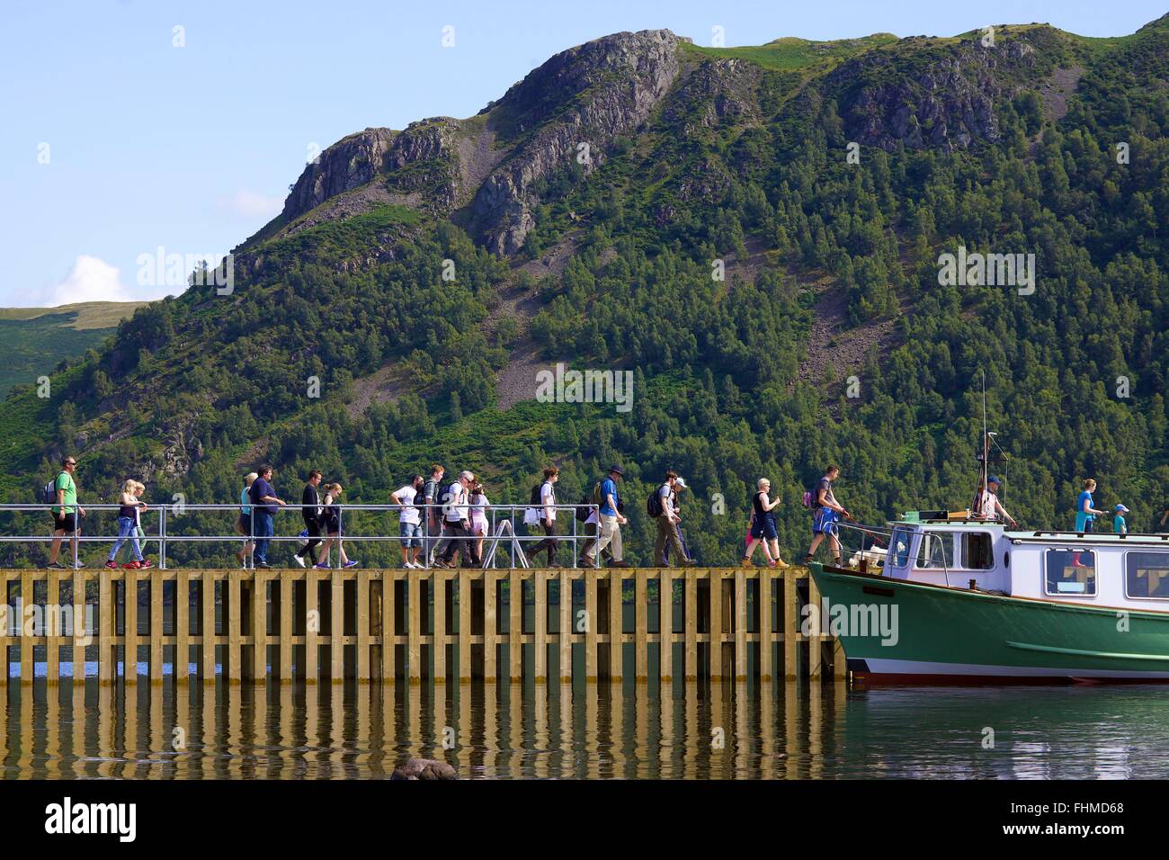 Lake District National Park. Touristen, die einen Start von einem Steg am See Ullswater einsteigen. Stockfoto