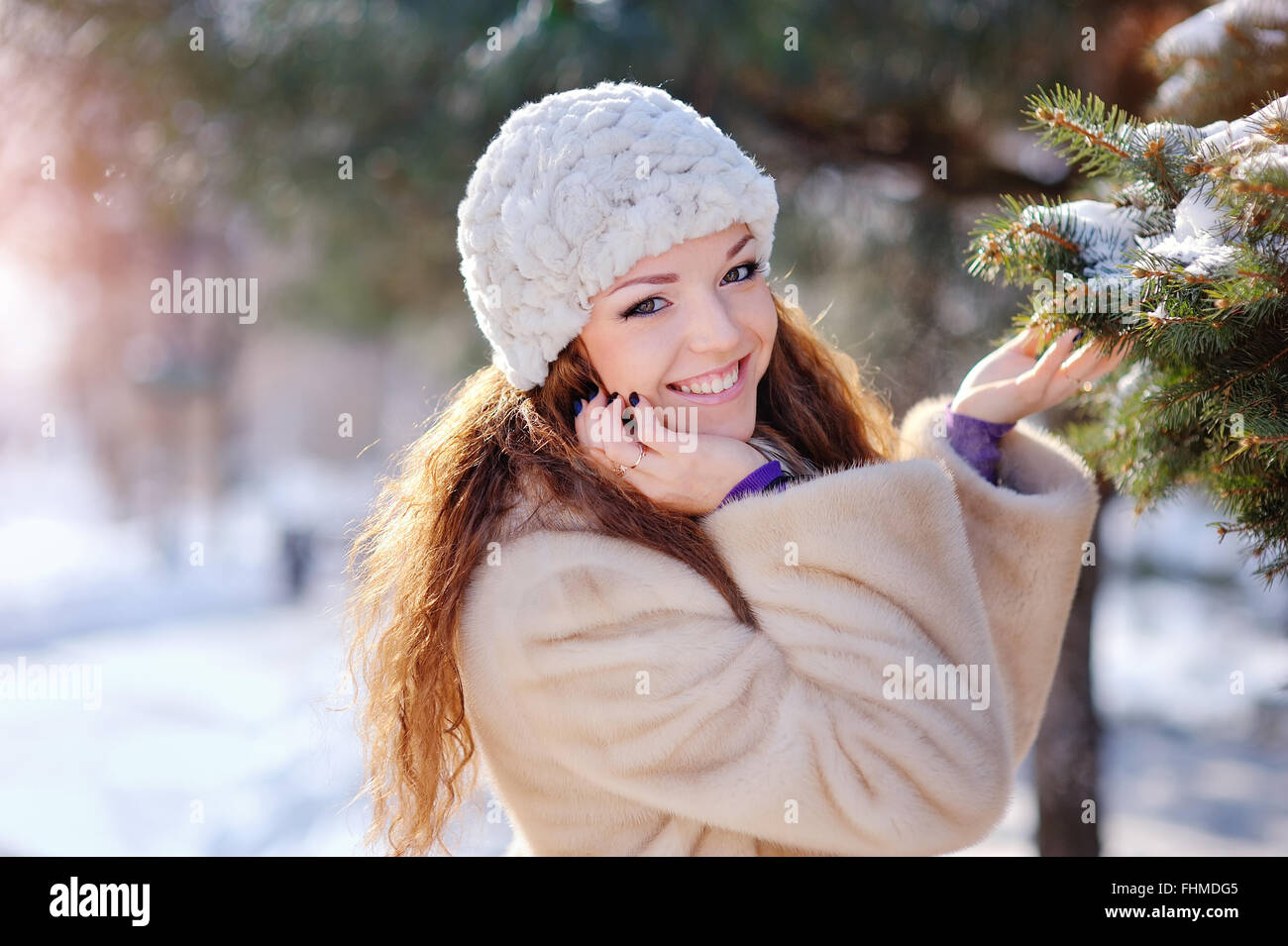 Junge Frau im Winter im park Stockfoto