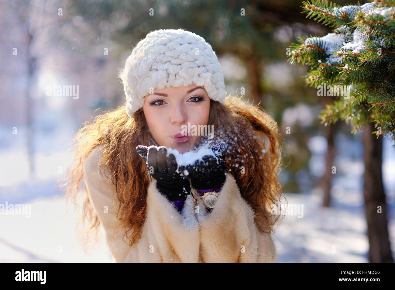 schöne Mädchen auf einem Spaziergang im Park im winter Stockfoto