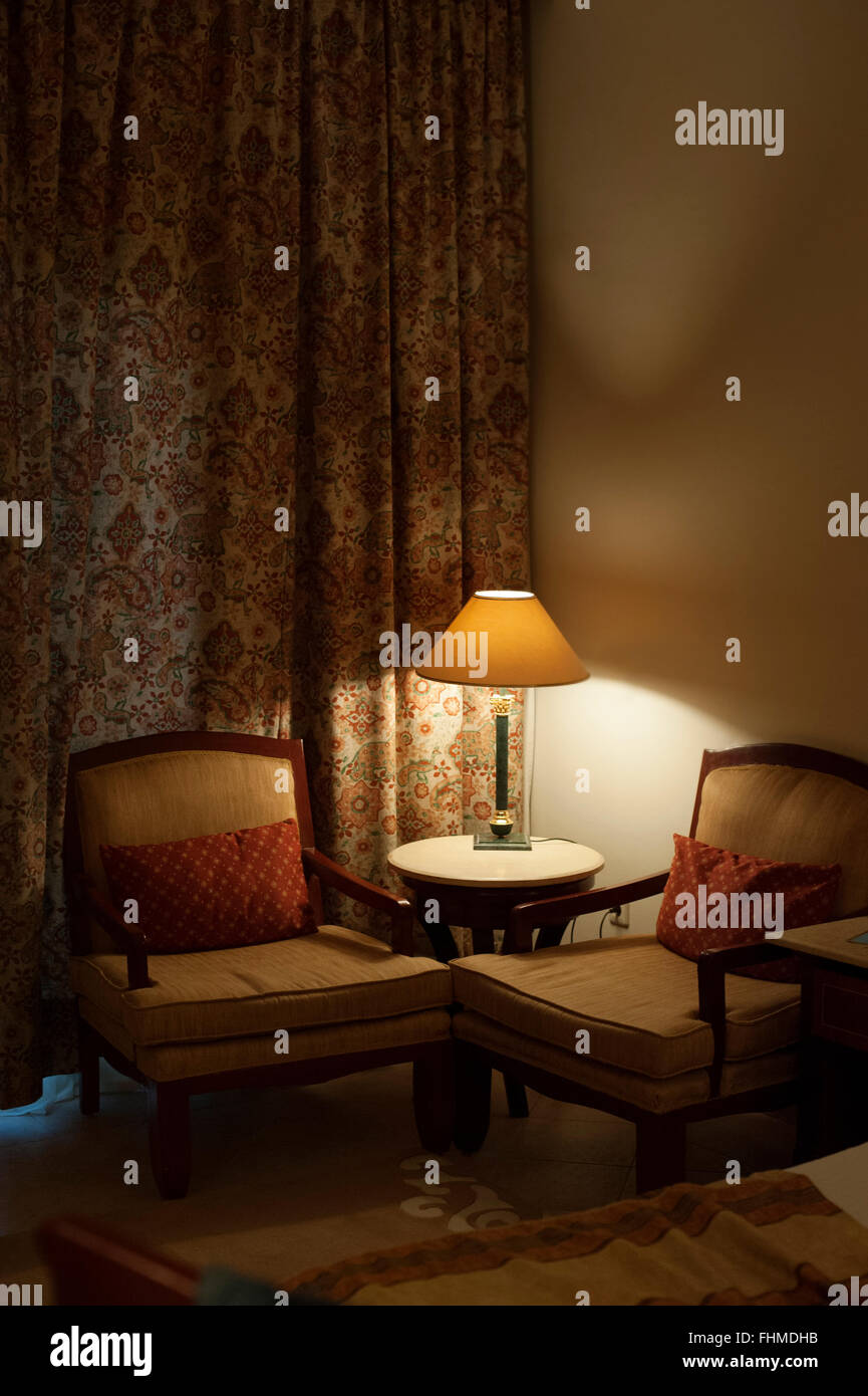 Schreibtischlampe und zwei Stühle im Zimmer des Hotels Stockfoto