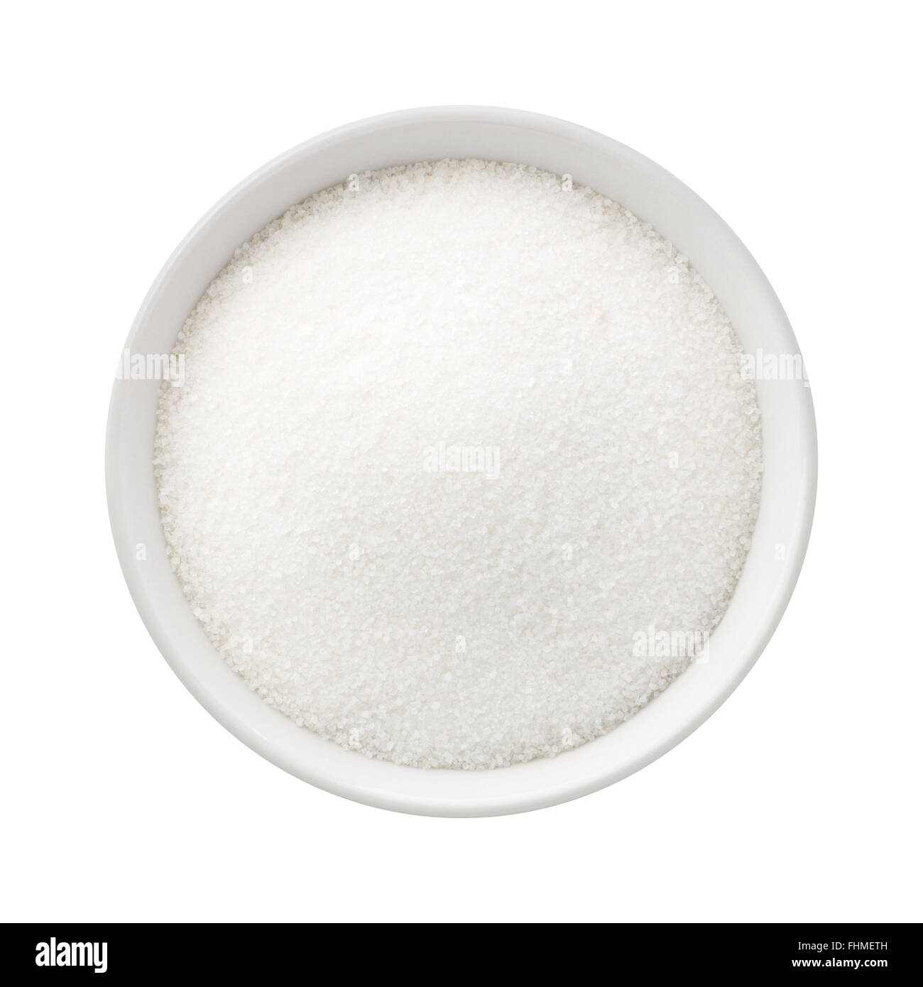 Raffinierter Zucker in einer Keramikschale. Das Bild zeigt einen Ausschnitt isoliert auf einem weißen Hintergrund. Stockfoto