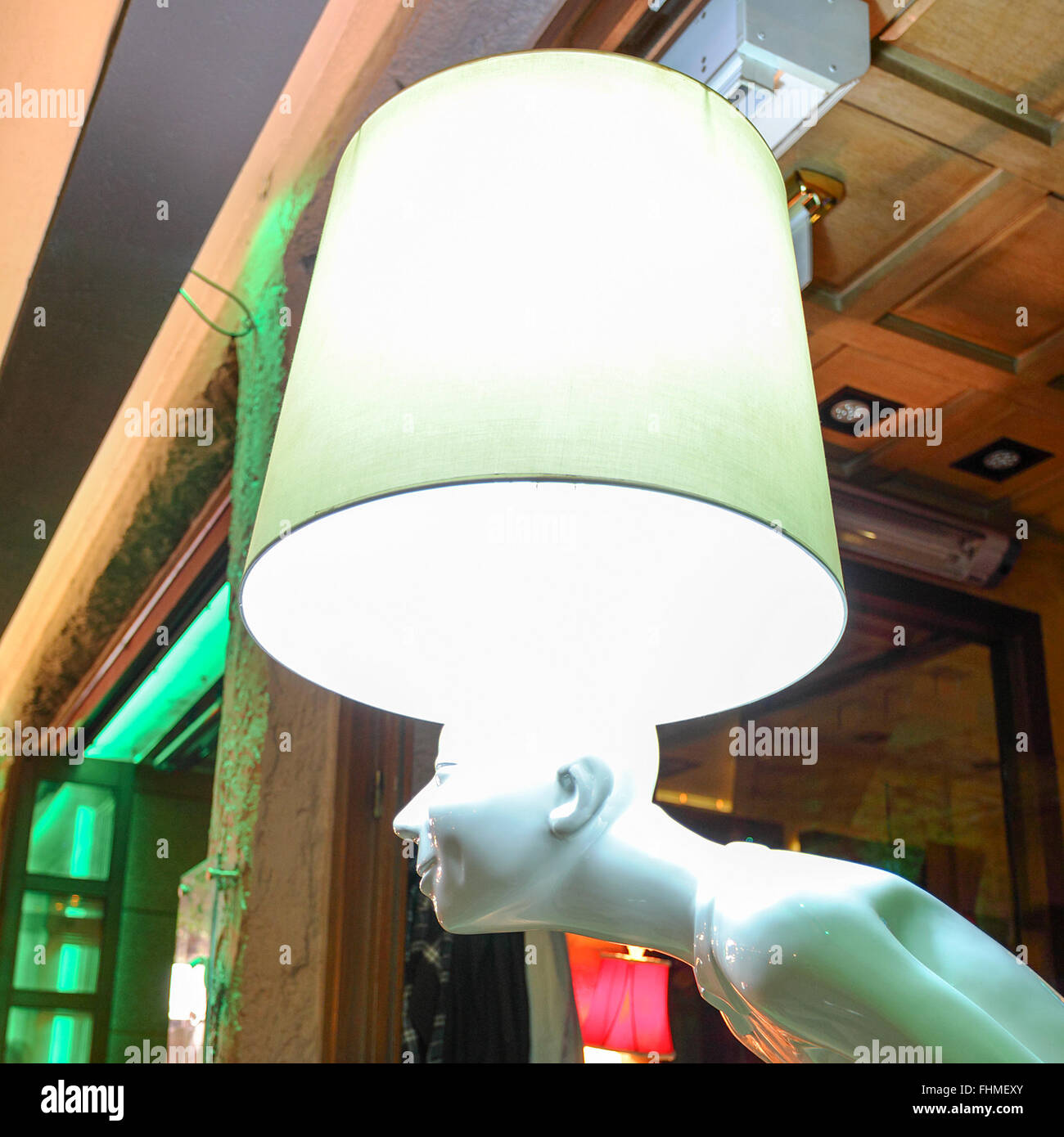 Ungewöhnliche moderne Lampe mit begleitenden Lampenschirm. Ein eher humorvoll und fröhlich modernes Stück. Stockfoto