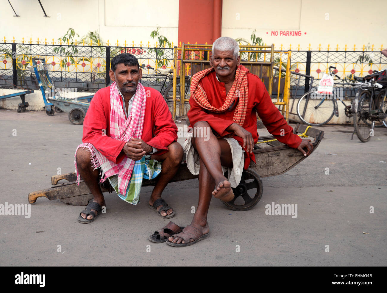 Kolkata, Indien. 25. Februar 2016. Träger nicht "Kulis" genannt werden, aber jetzt "Sahayaks" genannt werden. Union Minister Suresh Prabhu präsentiert The Railway Haushalt 2016 im Lok Sabha. Es gibt keine Änderung im Pkw Tarife und Frachtrate Eisenbahn Haushalt 2016 / 17 in Indien. © Saikat Paul/Pacific Press/Alamy Live-Nachrichten Stockfoto